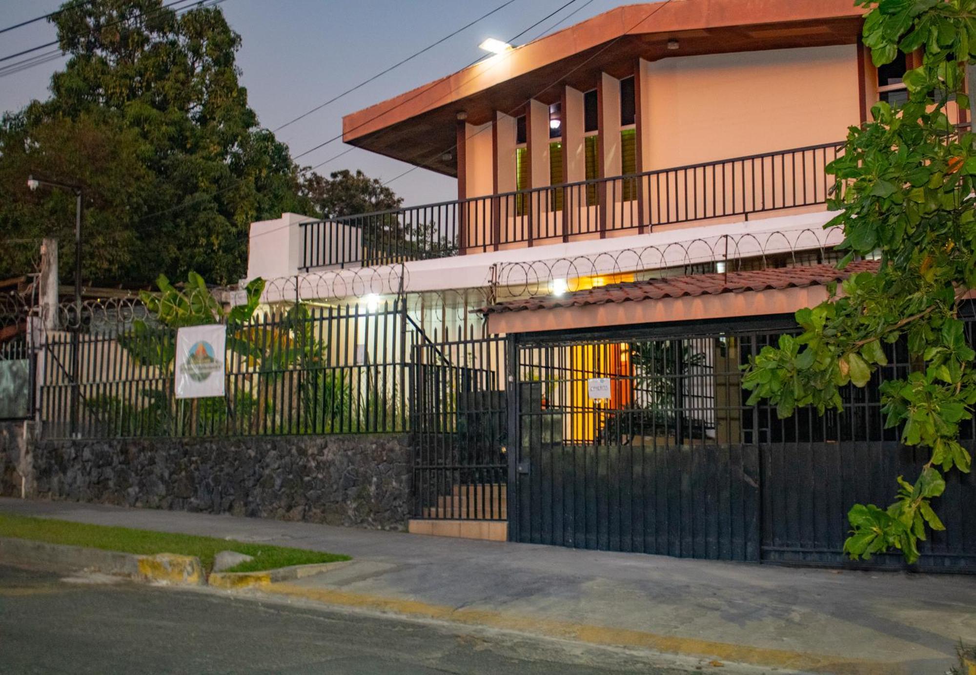 Volcano Hostal Y Restaurante 圣萨尔瓦多 外观 照片